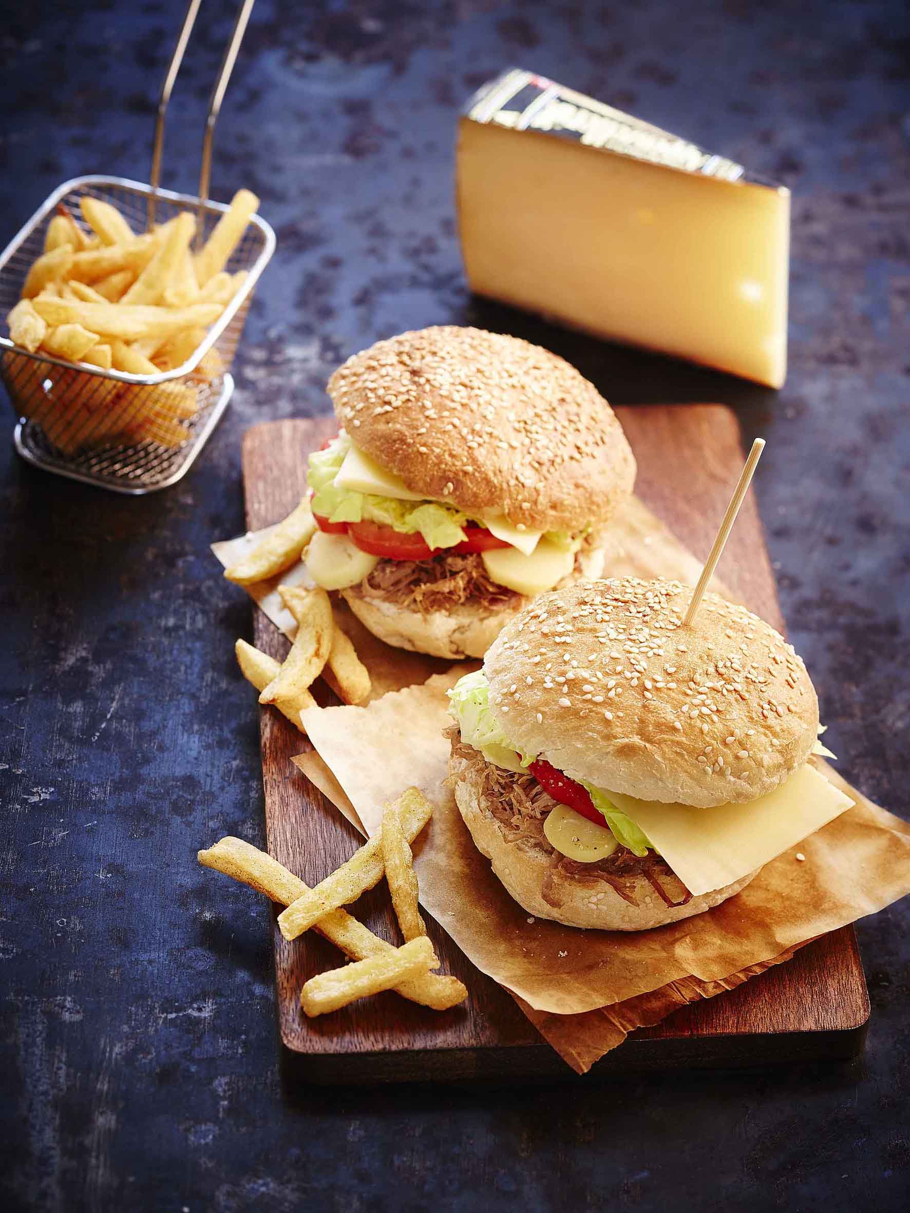 Hamburger à l’effiloché de confit canard, pommes de terre grenaille et fromage Appenzeller®