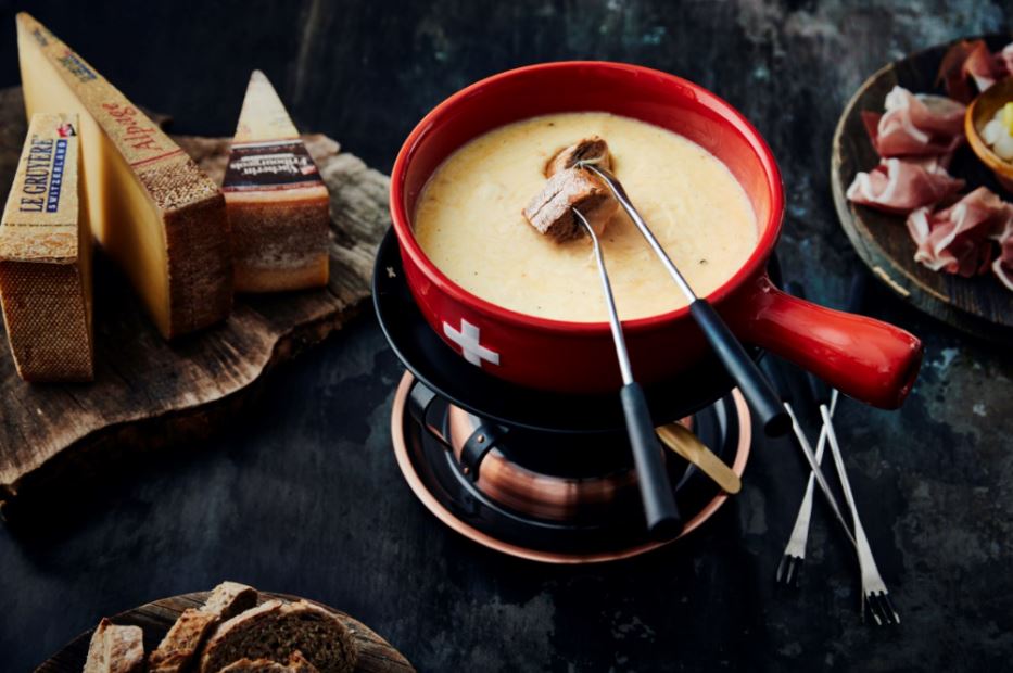 Fondue aux trois fromages : Le Gruyère AOP Classic, Le Gruyère AOP d'Alpage et Vacherin Fribourgeois AOP