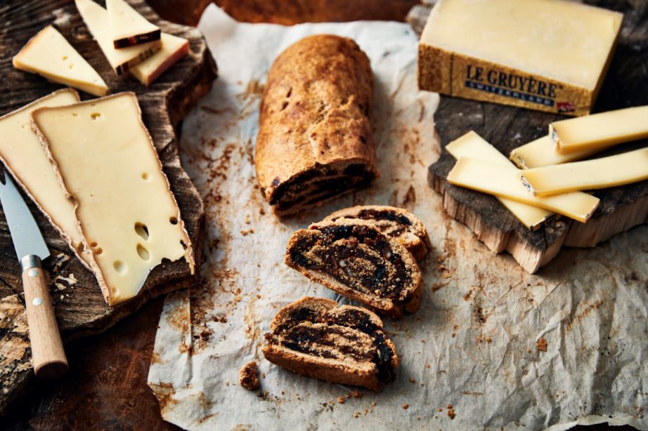 Pain aux fruits secs, plateau de Gruyère AOP et Vacherin Fribourgeois AOP