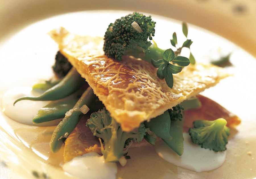 FEUILLETÉS DE SBRINZ AOP AUX LÉGUMES VERTS ET SAUCE AU SCHABZIGER