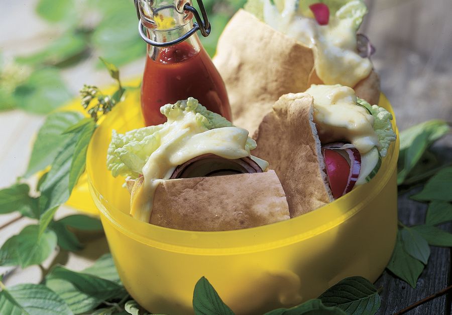 Pittas aux légumes garnis de fromage à raclette