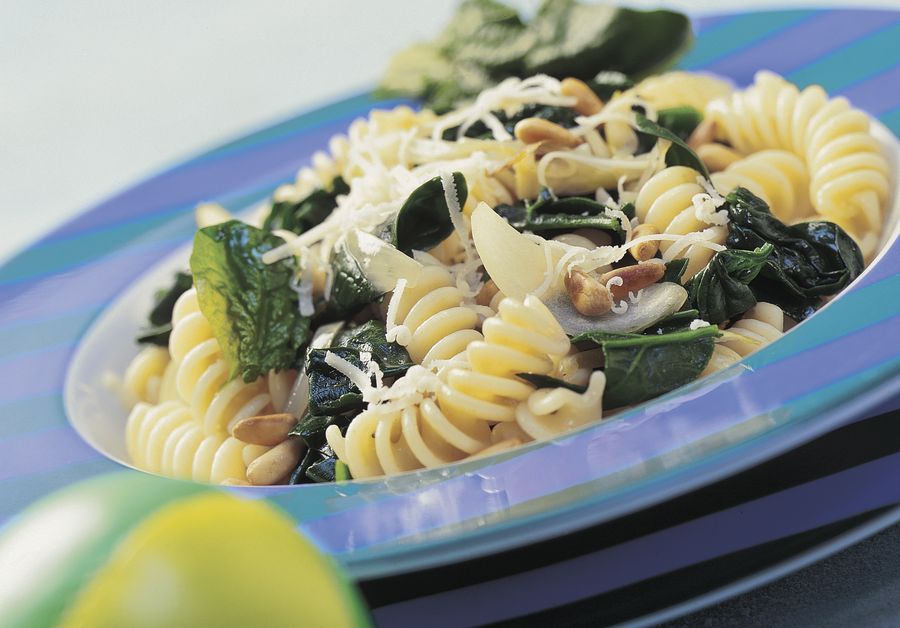 Fusilli aux épinards, aux pignons et au Le Gruyère AOP