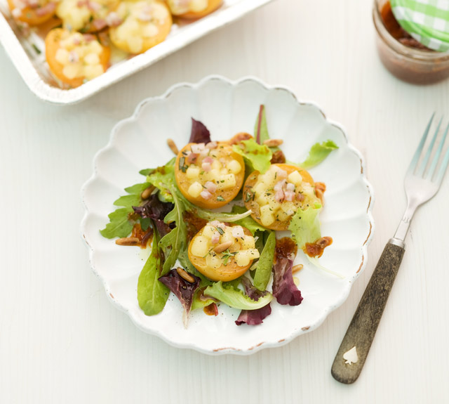 Salade estivale avec Raclette suisse aux abricots grillés et pesto à la tomate