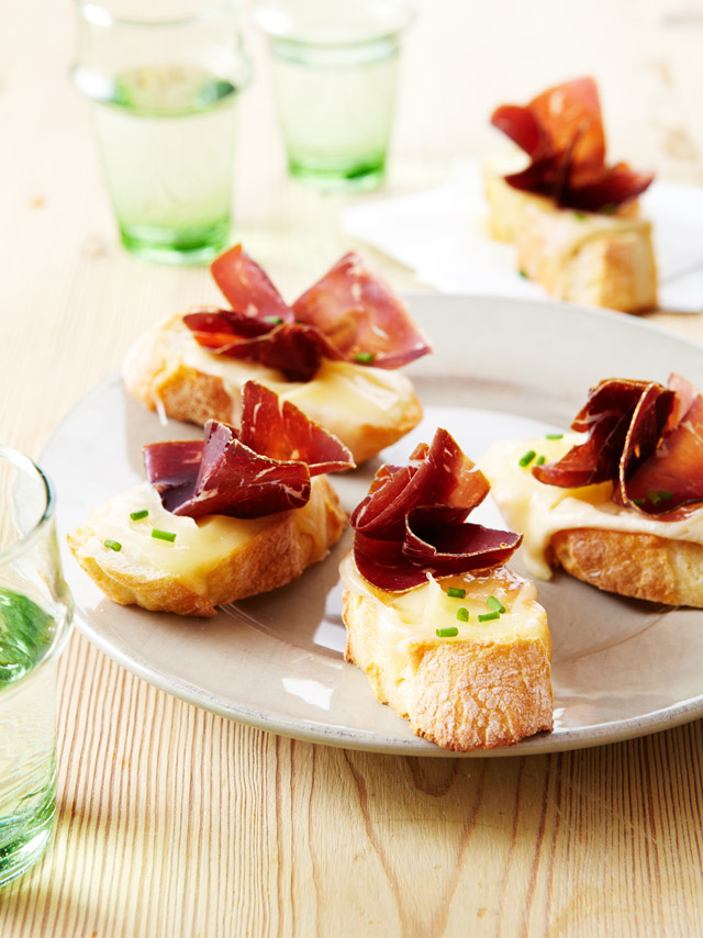 Bruschetta au Vacherin Fribourgeois AOP et viande des Grisons