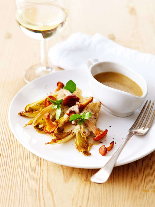 Salade tiède d’endives grillées aux girolles et Vacherin Fribourgeois AOP