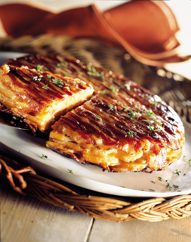 Gâteau de pommes de terre et lard au thym et au Gruyère AOP