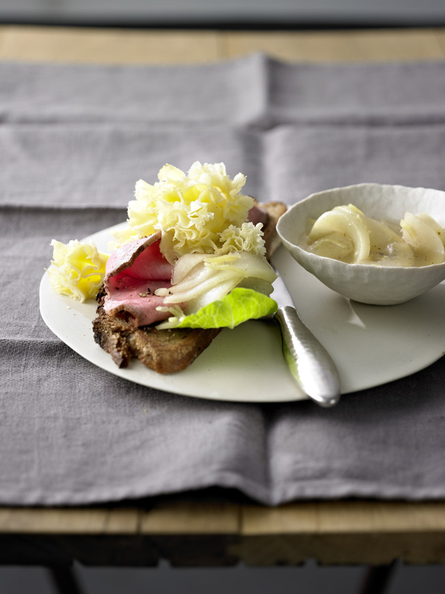 Pain de campagne grillé et Tête de Moine AOP