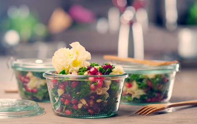 Salade de Kale, grenade et Tête de Moine AOP