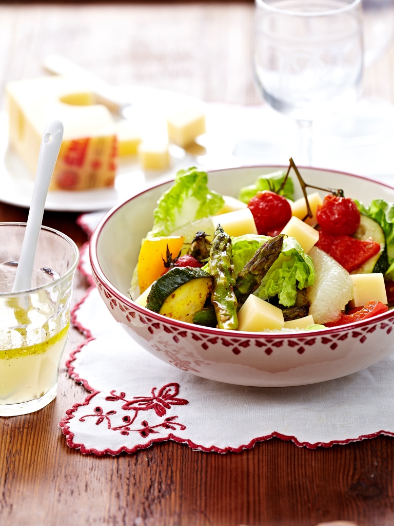 Salade de légumes rôtis et dés d’Emmentaler AOP, vinaigrette au pamplemousse