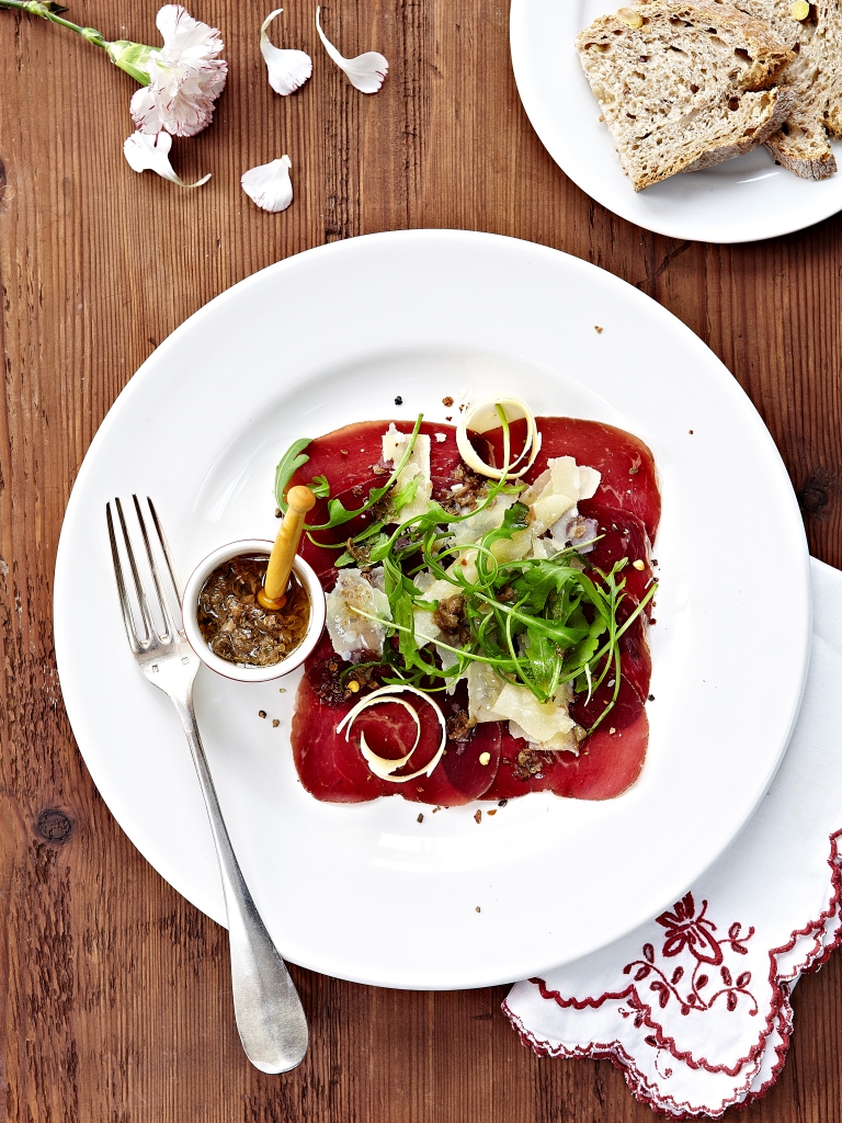 Carpaccio de viande des Grisons et rebibes de L’Etivaz AOP, vinaigrette à l’huile de noix