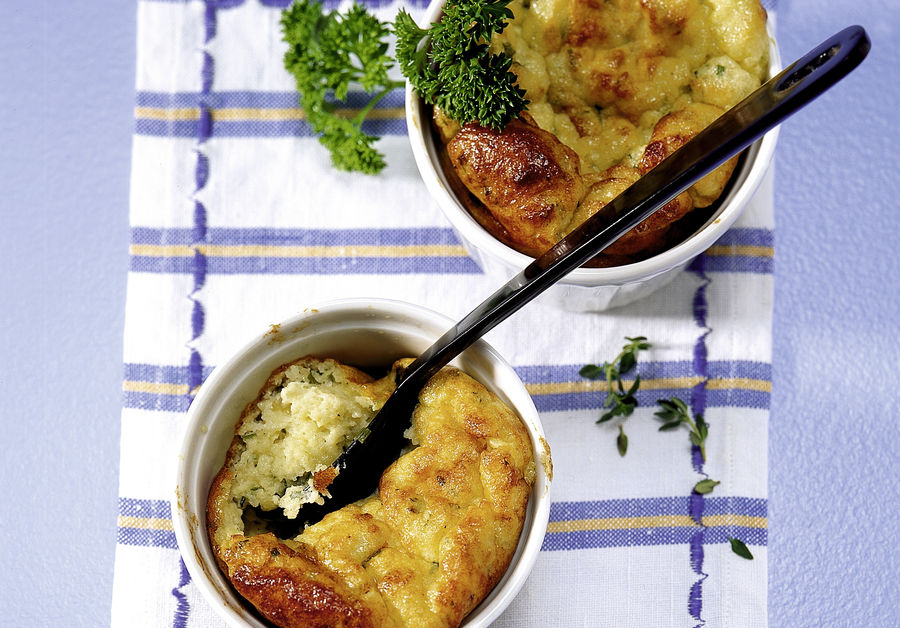 Soufflés aux herbes et au fromage