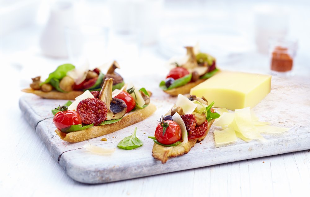 Bruschetta de chorizo et champignons grillés, tomates confites et Gruyère AOP Classic