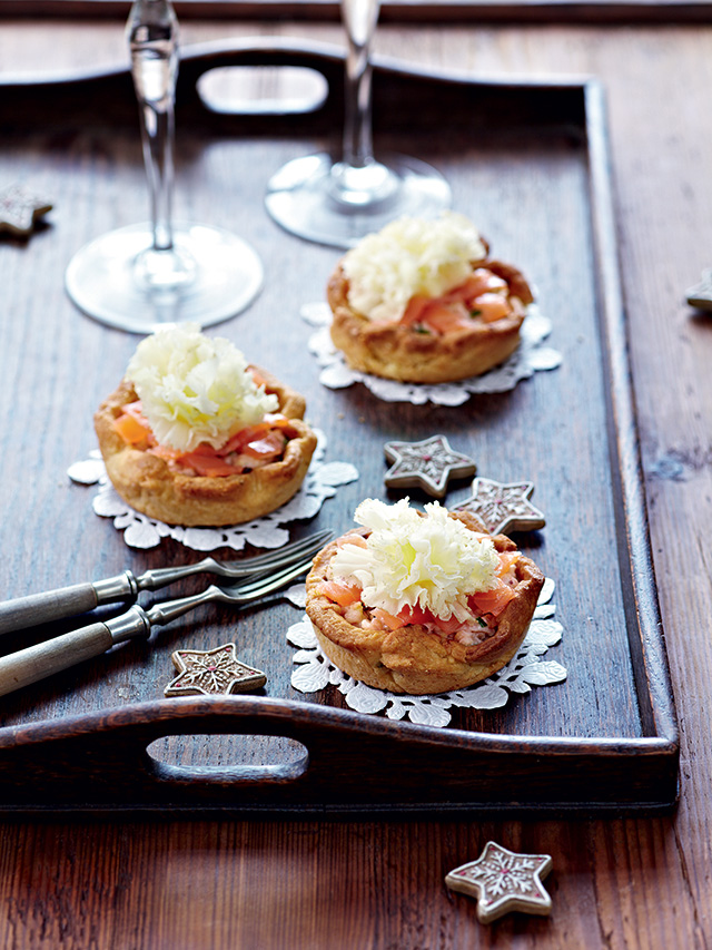 Tartelettes au saumon fumé et à la Tête de Moine AOP