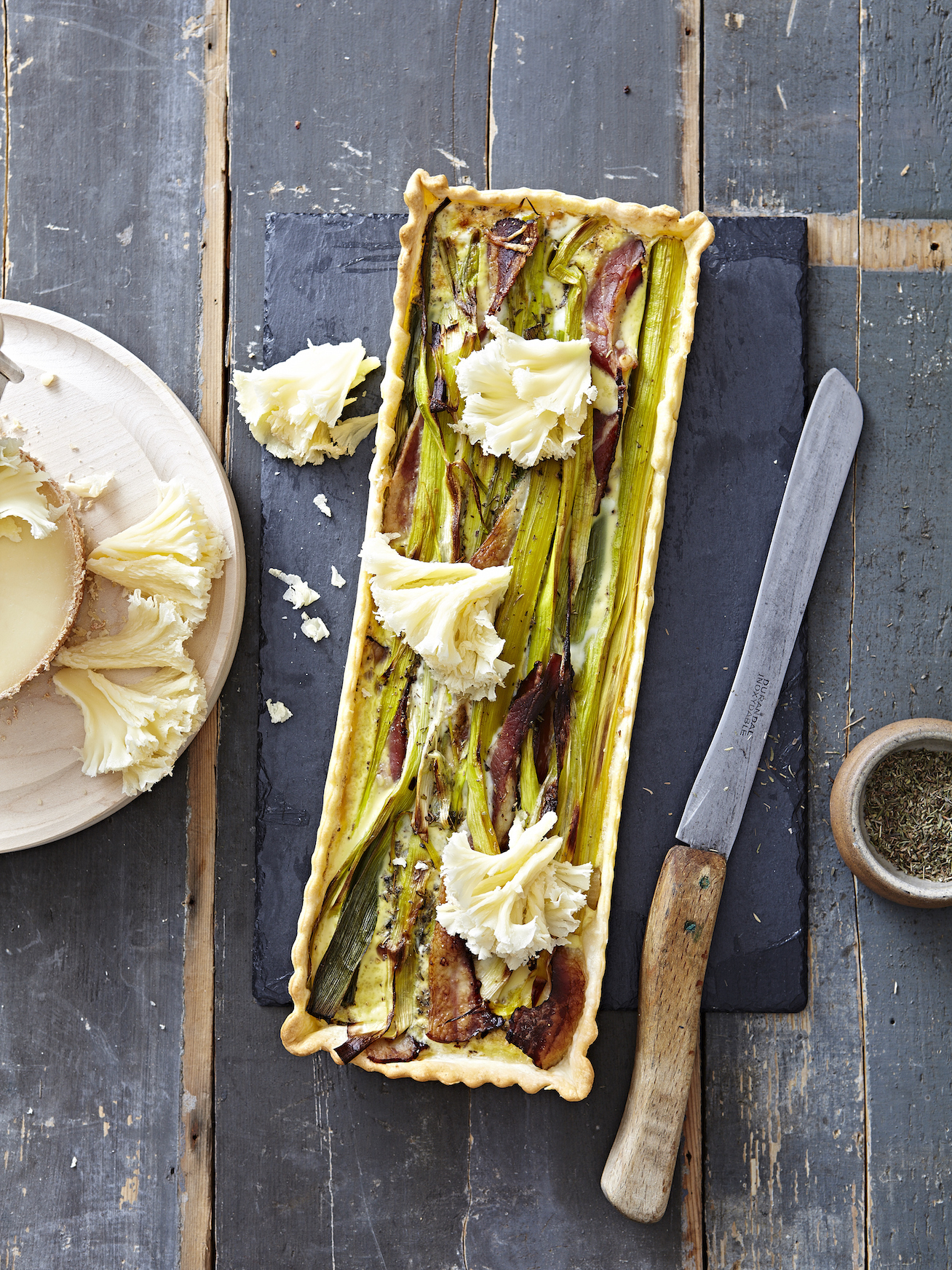 Tarte paysanne au lard fumé, poireaux et Tête de Moine AOP