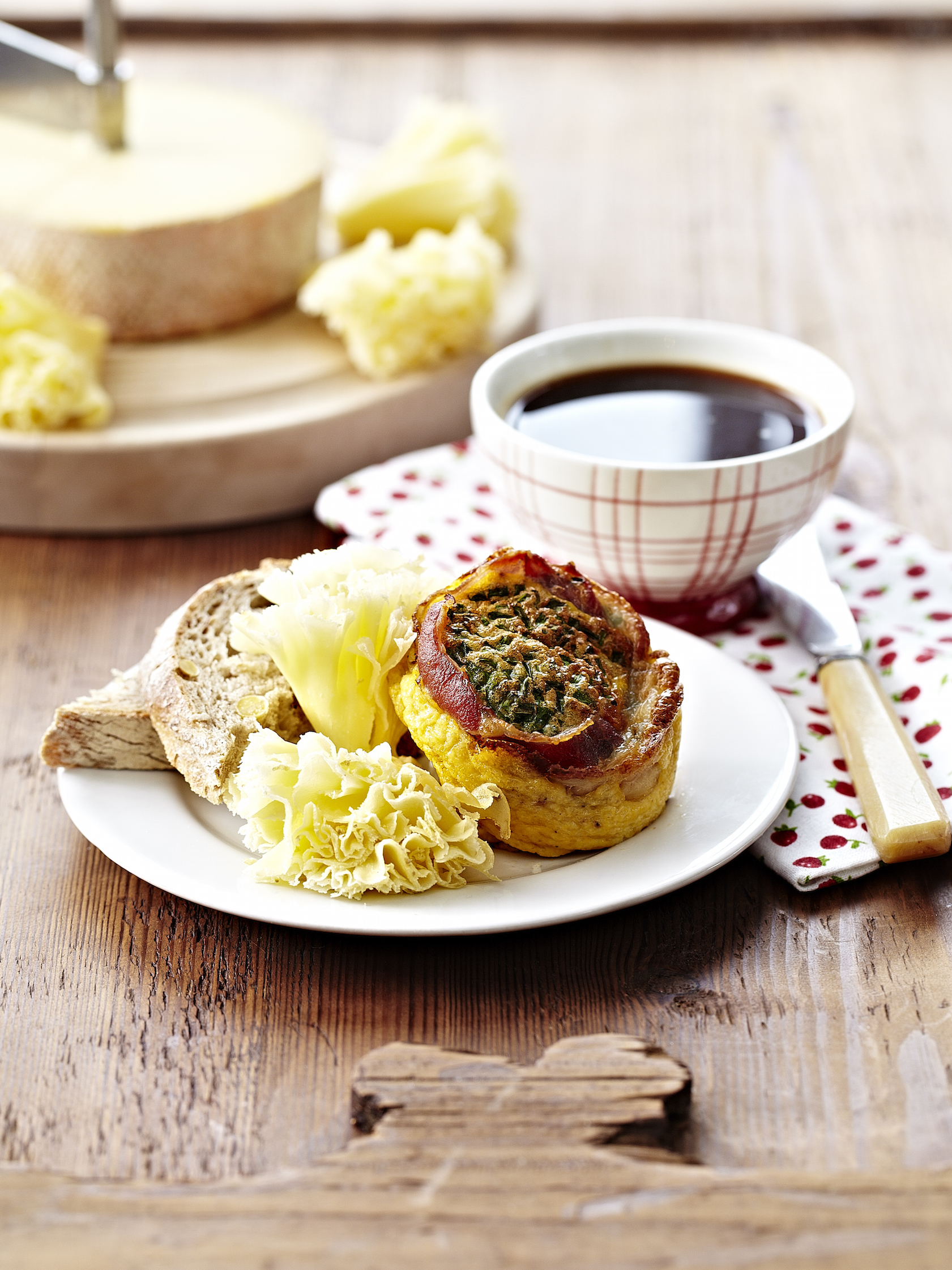 Oeufs au lard façon cupcakes et rosettes de Tête de Moine AOP