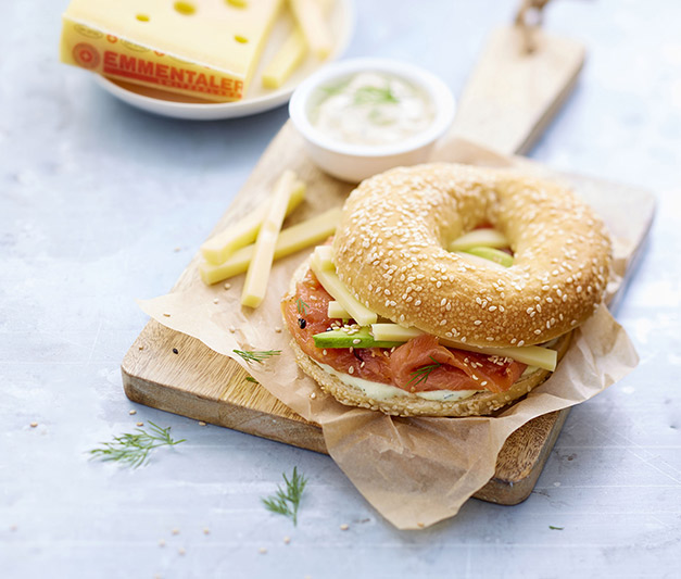 Bagel à l'Emmentaler AOP Suisse, au saumon fumé, avocat et sauce wasabi