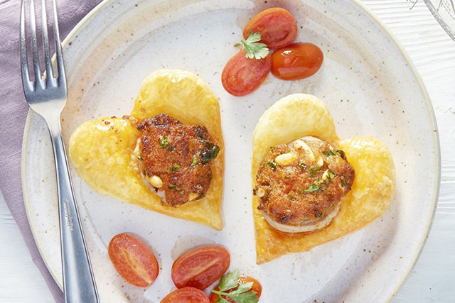 Petits cœurs de filet mignon à l’Emmentaler AOP gratinés à la tomate