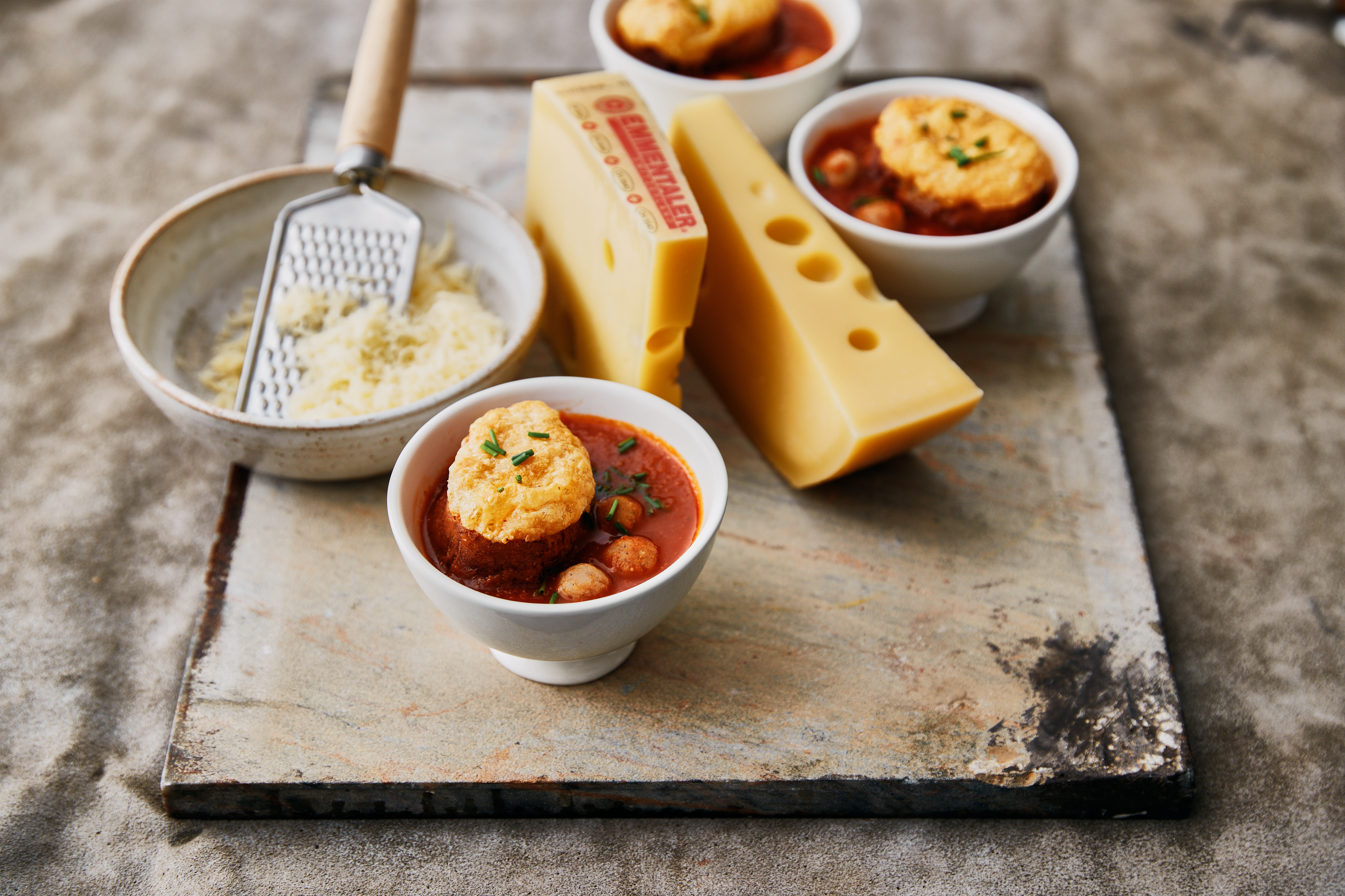 Soupe de tomates aux boulettes et croûtons à l'Emmentaler AOP Classic