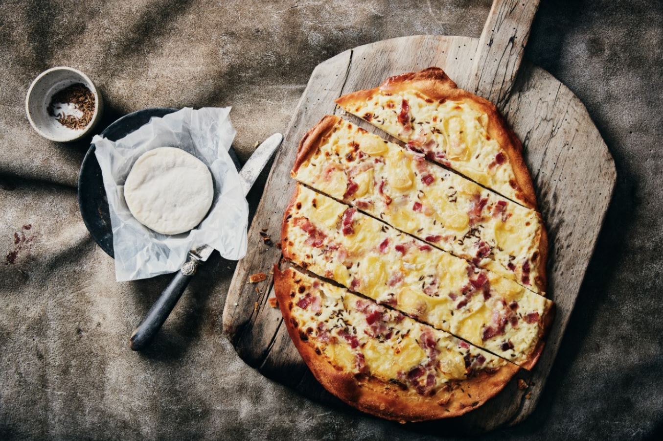 Flammenküche à la Tomme Vaudoise et lardons